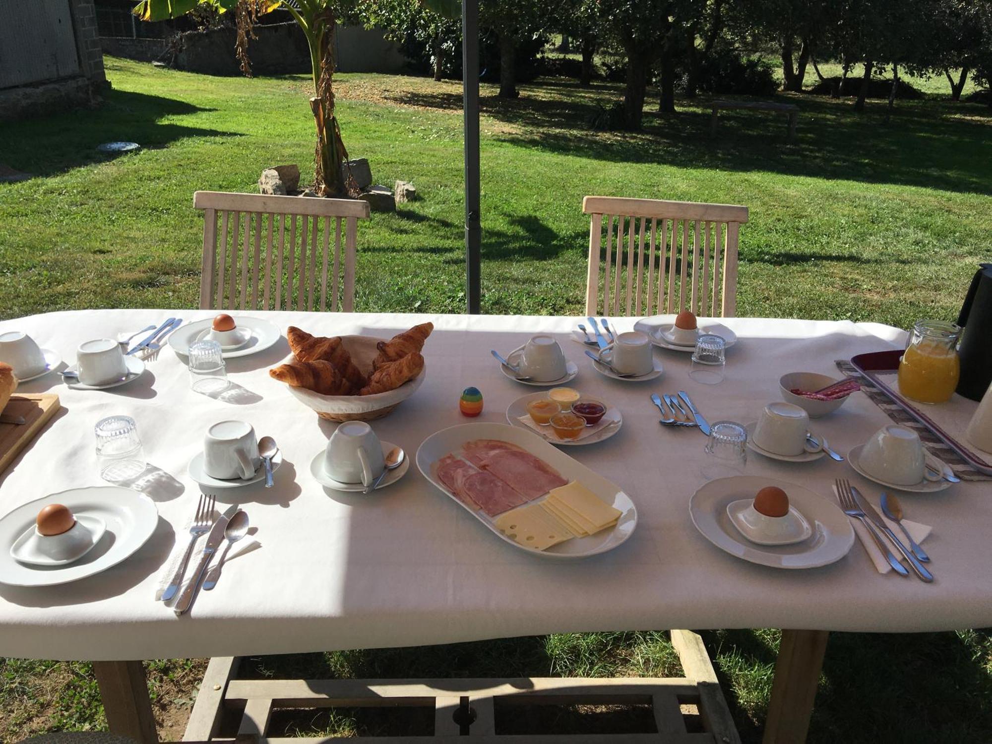 Bed and Breakfast La Mirabelle Saint-Pierre-de-Fursac Exterior foto